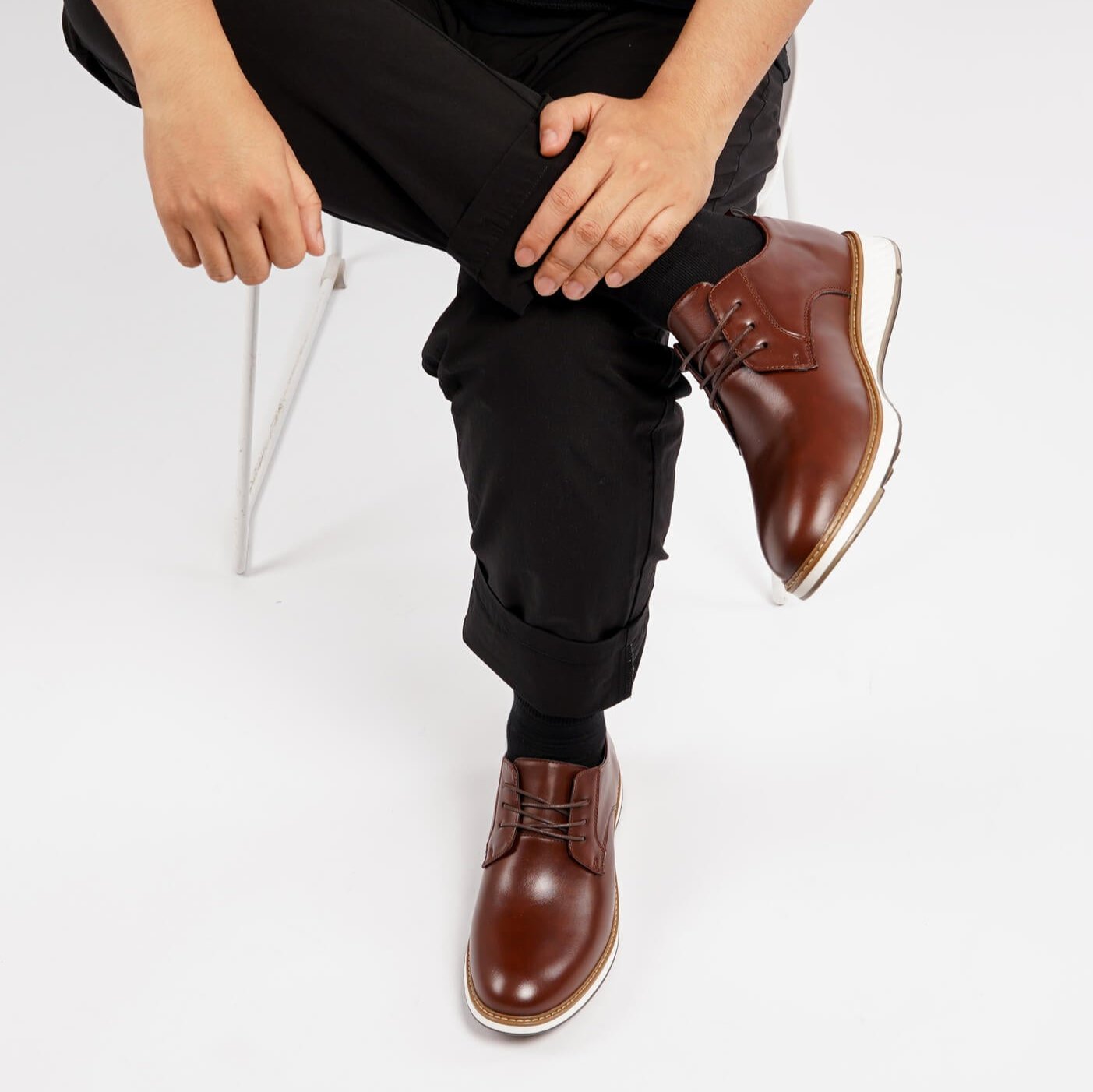 El Noble – Zapato de Cuero Auténtico Marrón | Punta Redonda, Suela Blanca