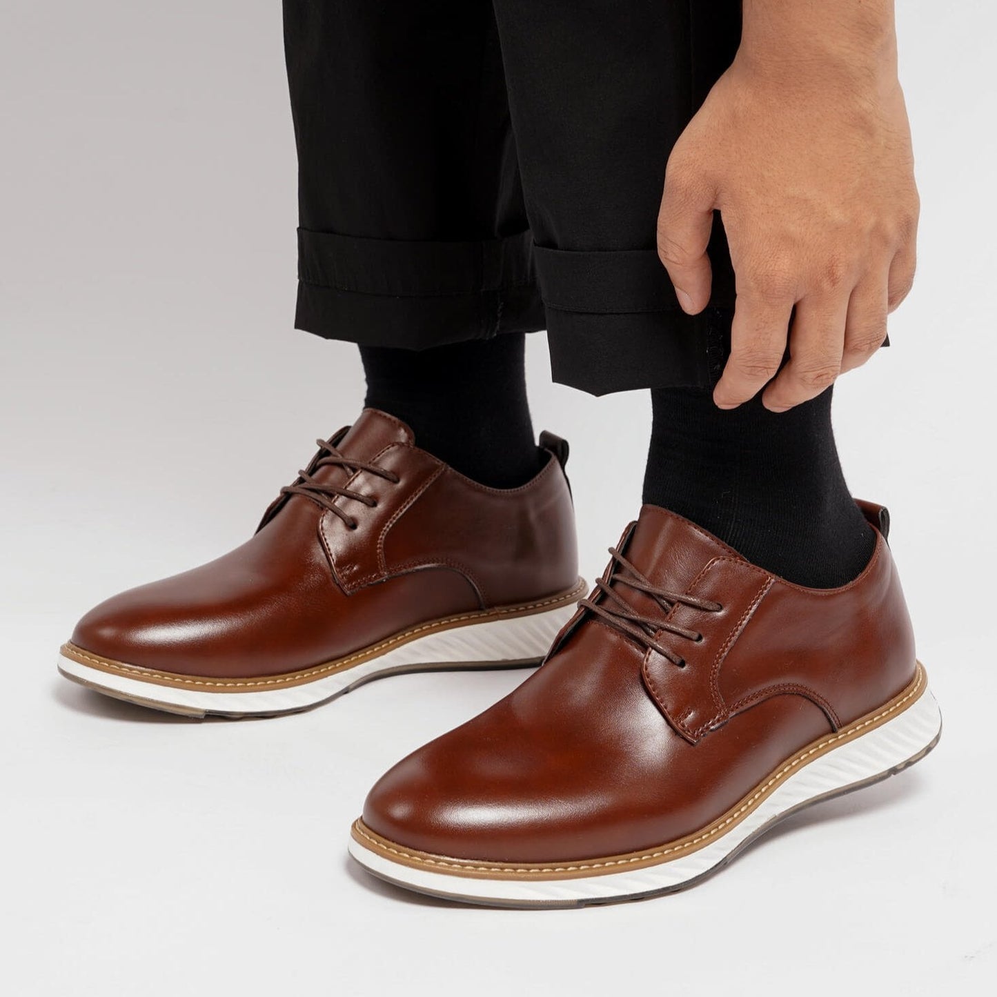 El Noble – Zapato de Cuero Auténtico Marrón | Punta Redonda, Suela Blanca