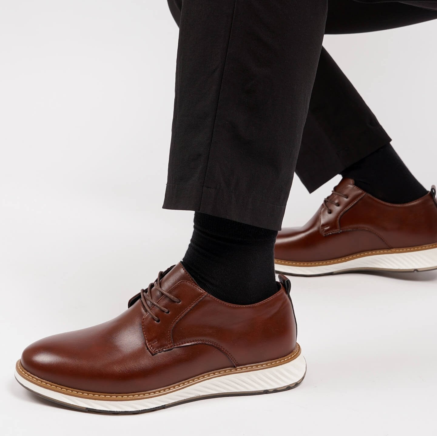El Noble – Zapato de Cuero Auténtico Marrón | Punta Redonda, Suela Blanca